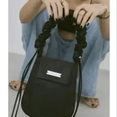 アンノイ un/neu ギャザーハンドルサテンフラップバッグ ブラック