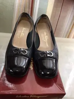 フェラガモ濃紺エナメル&本革ツートンパンプス21cm