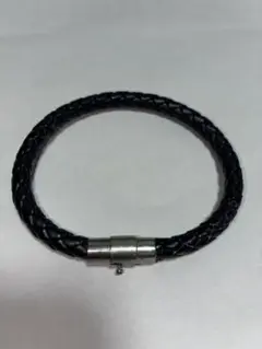 黒いレザーブレスレット 編み込みデザイン