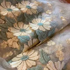 【新品】13メートル20センチ★刺繍レース生地 デイジー柄クリーム×緑色