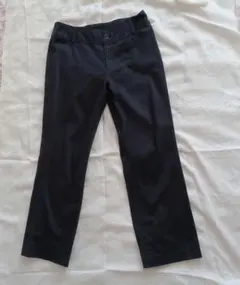黒いスリムフィットスラックス　パンツ