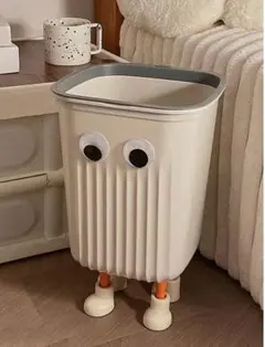 ユニークな目付きデザインのゴミ箱