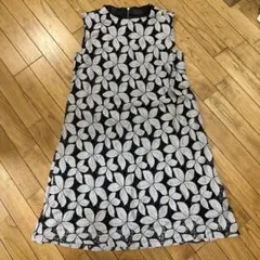 葉柄ノースリーブ膝丈ワンピース