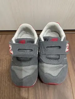 New Balance ベビーシューズ グレー/レッド
