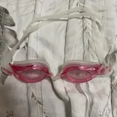 ピンクの水泳ゴーグル