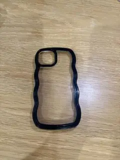 ブラック波状デザインiPhone13ケース