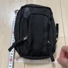 ブラックナイロンボディバッグ