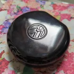 黒い蓋の青い幾何学模様の空き缶　フォルクスワーゲン