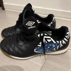 値下げ！umbro サッカーシューズ 黒/白/青　22センチ