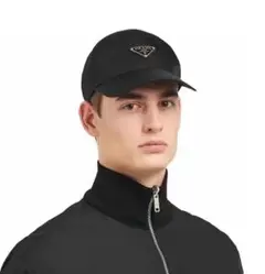 PRADA ブラック ベースボールキャップ