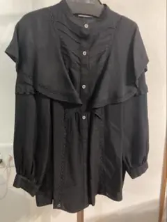 Tines ティネス　フリル付き黒長袖シャツ
