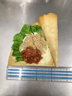 食品サンプル クレープ ツナ+サルサソース+チーズ+レタス