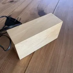 時刻が浮かび上がる木のブロック時計
