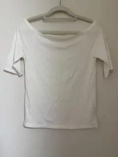 オフショルダーTシャツ