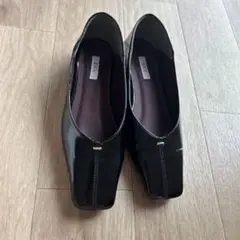 EVOL Vカットスクエアパンプス