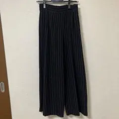 新品タグ付き　黒と赤白ストライプのパンツ