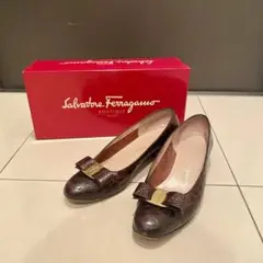 フェラガモ ヴァラ 型押し パンプス