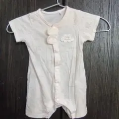 薄いピンクのロンパース