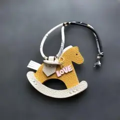 【新品】馬型レザー風キーホルダー LOVE付き チャーム