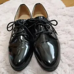 エナメル　黒のレースアップシューズ（紐靴）