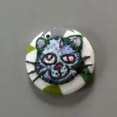 ミニサイズ 猫の顔のブローチ