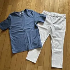 青のTシャツと白のパンツセット