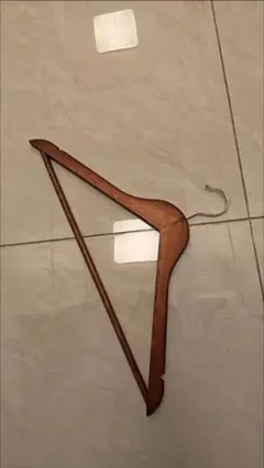 木製三角形ハンガー