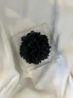 黒の布製コサージュ