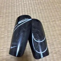 サッカーすね当て NIKE 黒色