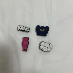 Kaws キャラクター型バッジ 4個セット