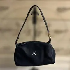 キタムラのロゴ付き黒レザーショルダーバッグ