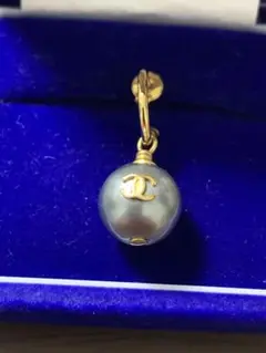 片方・CHANEL・フェイクパールロゴゴールドピアス