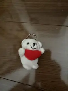ハートを抱えた白いクマのぬいぐるみ