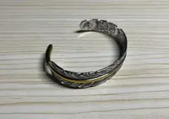 フェザーバングル