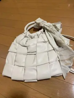 ホワイトレザー編み込みハンドバッグ