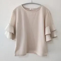 Honeys 淡ベージュトップス フリル袖М