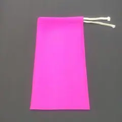 ピンクの巾着型バッグ