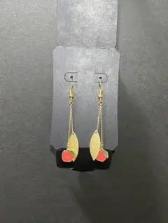 赤いリンゴと葉のぶら下がりピアス　フックピアス　WATWING 髙橋颯　イメージ