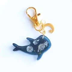 大きな花火と1匹のジンベイザメ