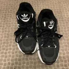 完売品　adidas ブラック スニーカー　23cm