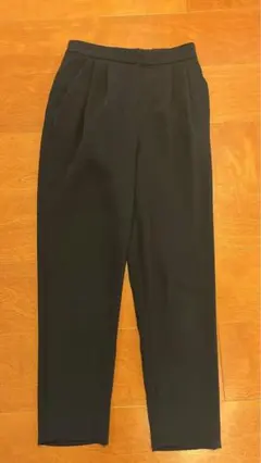 黒テーパードパンツ
