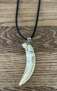 タイ　お守り　猪の牙に虎の紋章と呪文を彫刻した一点物
