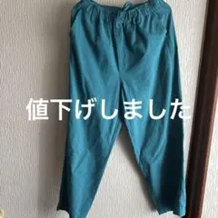 緑色のレディースパンツ