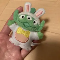ディズニーリゾート　リトルグリーンメン　 ぬいぐるみバッジ うさぎ　イースター