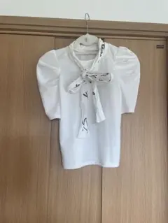 ホワイトリボン付きパフスリーブトップス