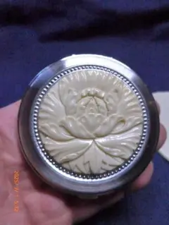 日本のコンパクトメーカーの老舗　NACONのコンパクト　花のレリーフが綺麗です