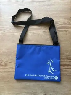 青いサコッシュ 21st Shinjuku City Half Marathon