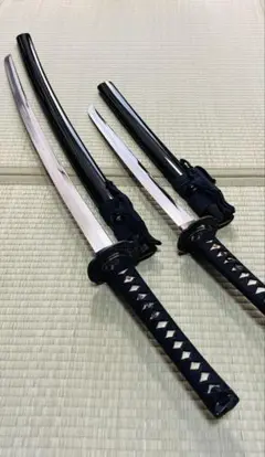 【高級居合刀】柄牛本革巻・鞘籐巻・二重刃紋　人気の2尺3寸5分、重さ鞘払851g 高級居合刀】柄牛本革巻・鞘籐巻・二重刃紋 人気の2