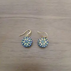 青と金の円形ピアス
