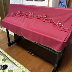 赤いピアノカバー 花の刺繍付き